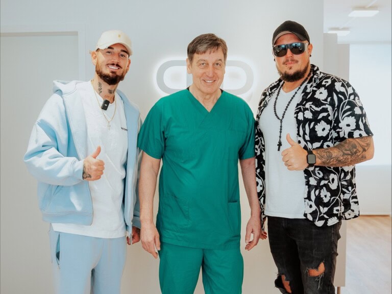 Zwei Patienten mit Dr. Hauck besprechen Augenlasern Düsseldorf