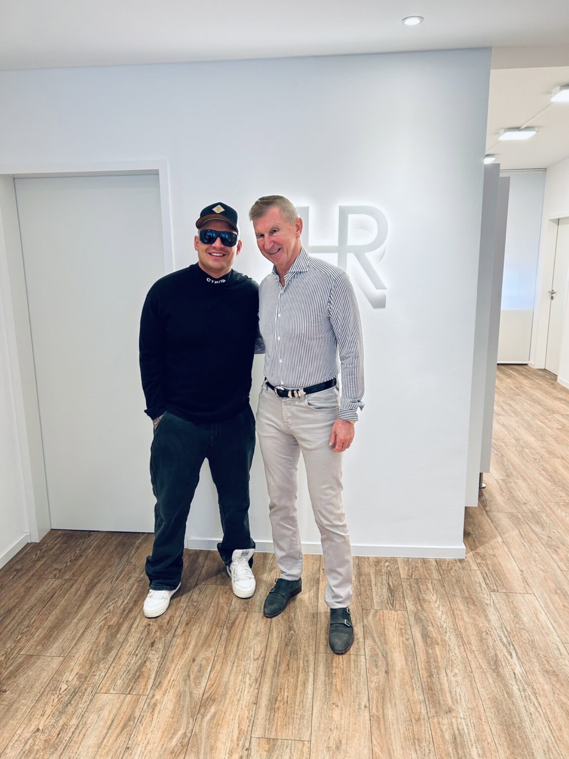 Pietro Lombardi und Top-Augenspezialist Dr. Rohrbach nach Augenlasern in Düsseldorf bei Hauck-Rohrbach